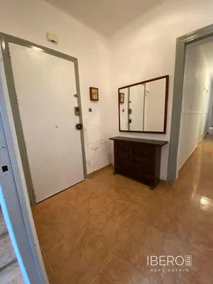 Living room; wood floor, natural light, modern style, high ceiling
