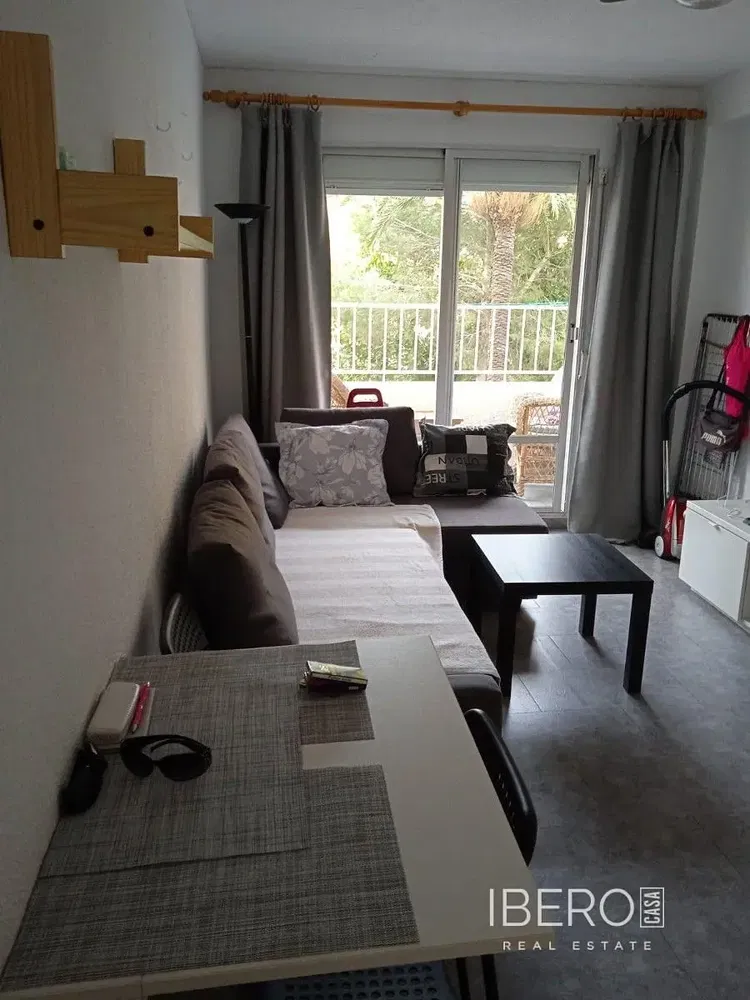 Wohnzimmer; holzboden, tageslicht, moderner stil, hohe decken