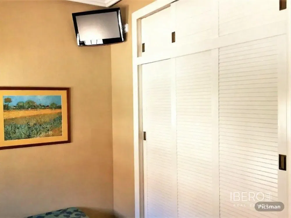 Living room; wood floor, natural light, modern style, high ceiling