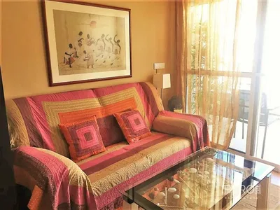 Living room; wood floor, natural light, modern style, high ceiling