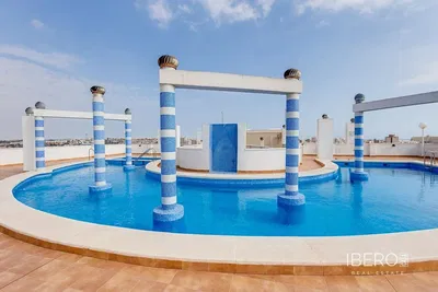 Dnevni boravak; drveni pod, prirodna svjetlost, moderan stil, visoki stropovi