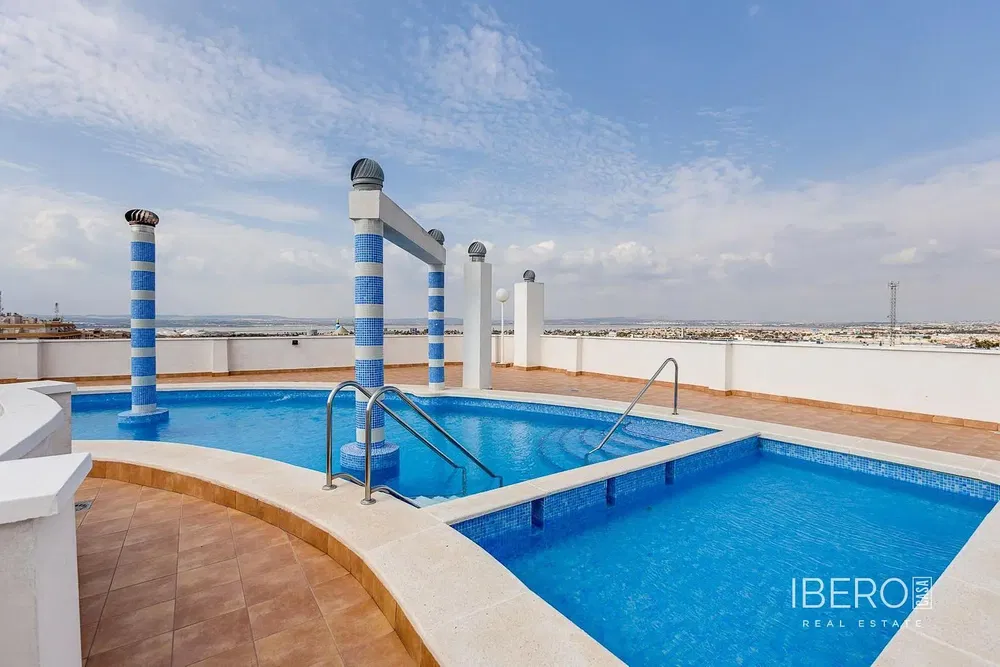 Dnevni boravak; drveni pod, prirodna svjetlost, moderan stil, visoki stropovi