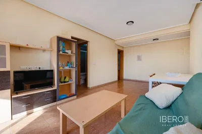 Dnevni boravak; drveni pod, prirodna svjetlost, moderan stil, visoki stropovi