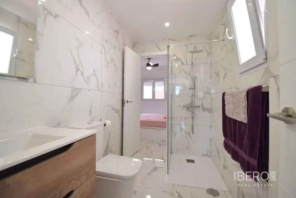 Dnevni boravak; drveni pod, prirodna svjetlost, moderan stil, visoki stropovi