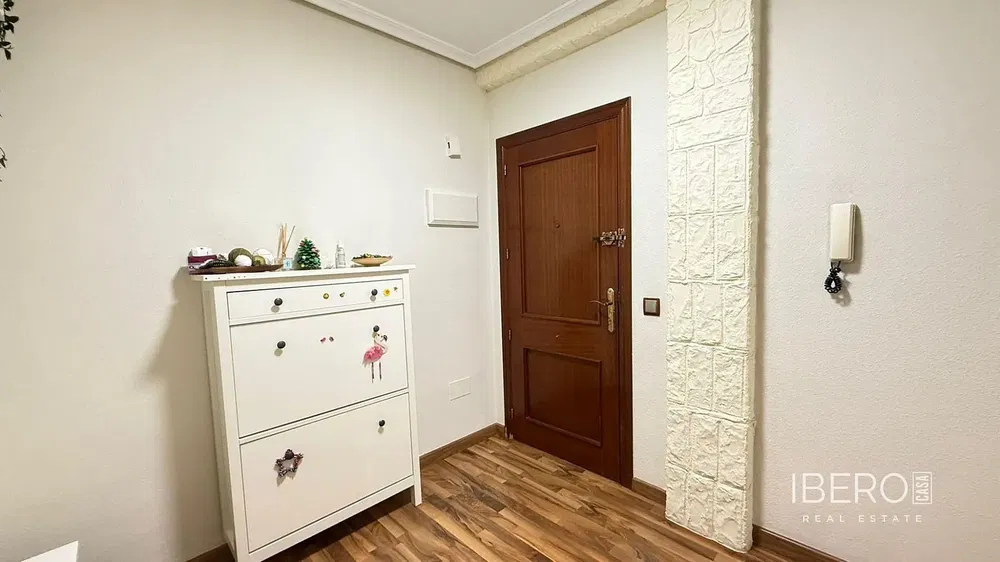 Dnevni boravak; prirodna svjetlost, drveni pod, moderan stil, visoki stropovi