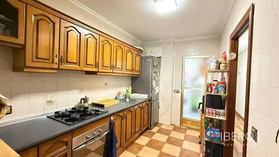 Dnevni boravak; drveni pod, prirodna svjetlost, moderan stil, visoki stropovi