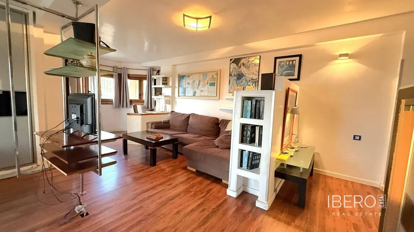 Wohnzimmer; holzboden, tageslicht, moderner stil, hohe decken