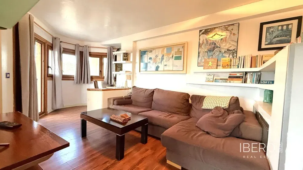 Dnevni boravak; drveni pod, prirodna svjetlost, moderan stil, visoki stropovi