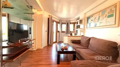 Dnevni boravak; drveni pod, prirodna svjetlost, moderan stil, visoki stropovi