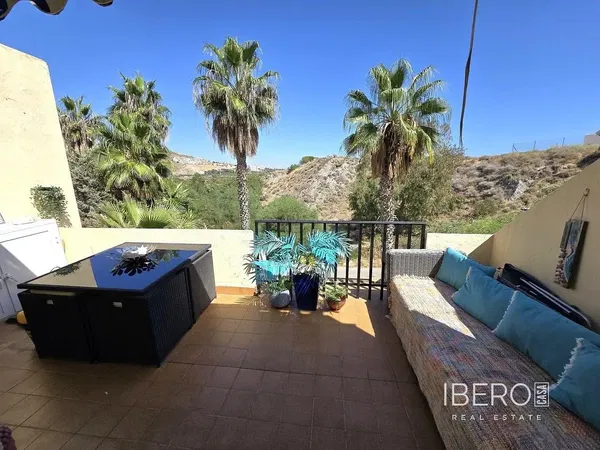 Soggiorno; pavimento in legno, luce naturale, stile moderno, soffitti alti