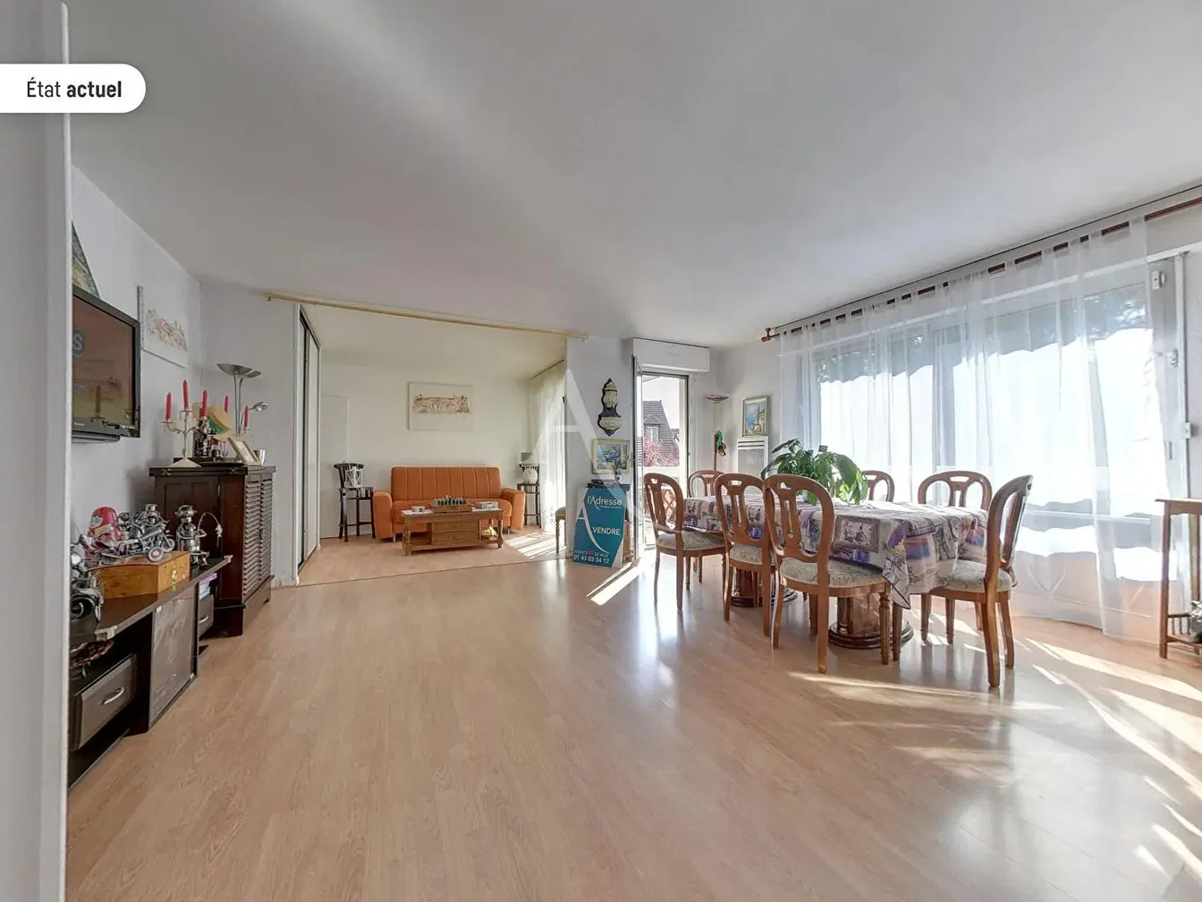Kuchyně; kuchyňské spotřebiče, dřevěná podlaha, přirozené světlo, moderní styl, po rekonstrukci