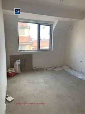 Σαλόνι; ξύλινο πάτωμα, φυσικό φως, μοντέρνο στυλ, ψηλά ταβάνια