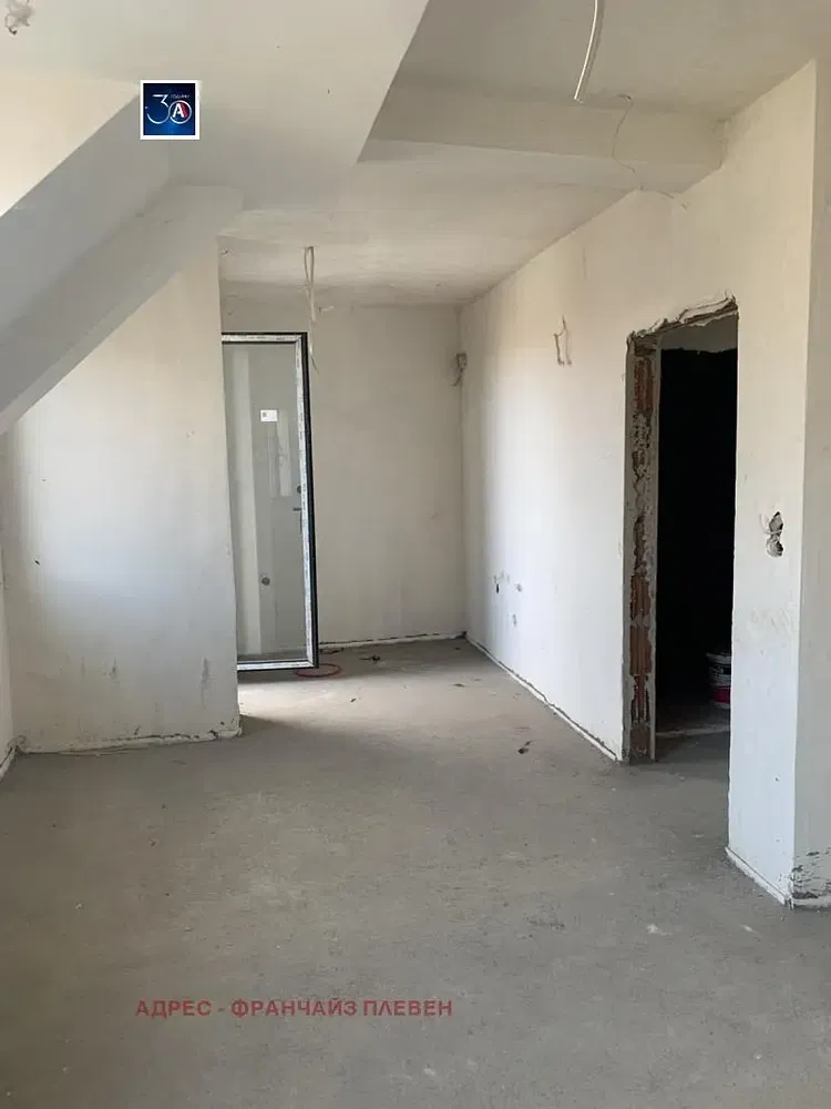 Σαλόνι; ξύλινο πάτωμα, φυσικό φως, μοντέρνο στυλ, ψηλά ταβάνια