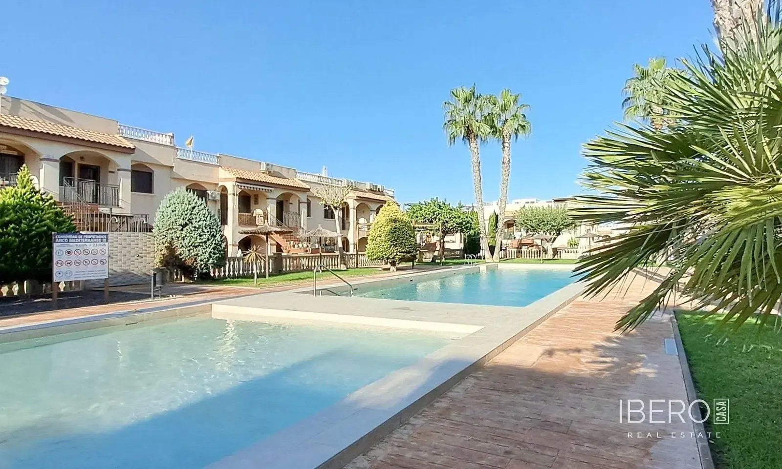 Dnevni boravak; drveni pod, prirodna svjetlost, moderan stil, visoki stropovi