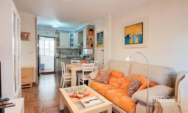 Dnevni boravak; drveni pod, prirodna svjetlost, moderan stil, visoki stropovi