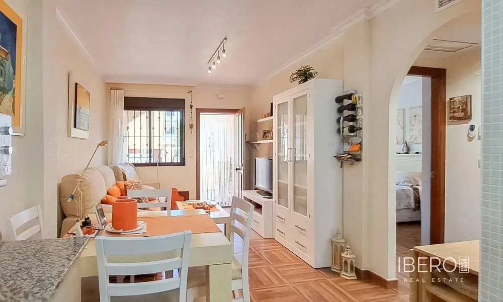 Dnevni boravak; drveni pod, prirodna svjetlost, moderan stil, visoki stropovi