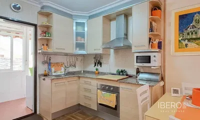 Dnevni boravak; drveni pod, prirodna svjetlost, moderan stil, visoki stropovi