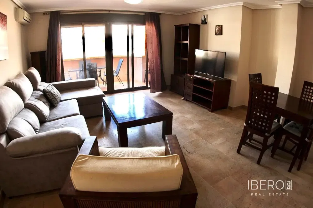 Salon; podłoga drewniana, światło dzienne, styl nowoczesny, wysokie sufity