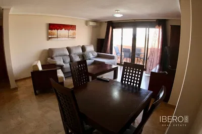 Salon; podłoga drewniana, światło dzienne, styl nowoczesny, wysokie sufity