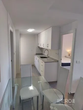 Wohnzimmer; holzboden, tageslicht, moderner stil, hohe decken