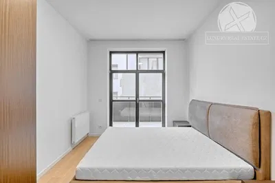 Salon; parquet, lumière naturelle, style moderne, hauteur sous plafond