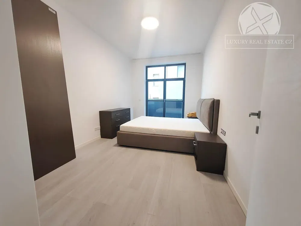 Salon; parquet, lumière naturelle, style moderne, hauteur sous plafond