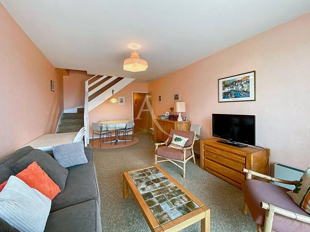 Soggiorno; pavimento in legno, luce naturale, stile moderno, soffitti alti