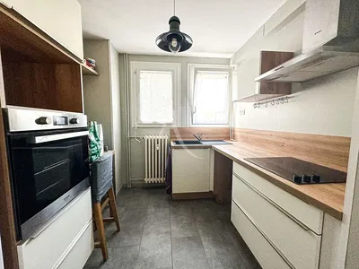 Cucina; elettrodomestici, pavimento in legno, luce naturale, stile moderno, ristrutturato