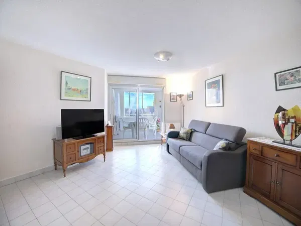 Soggiorno; pavimento in legno, luce naturale, stile moderno, soffitti alti