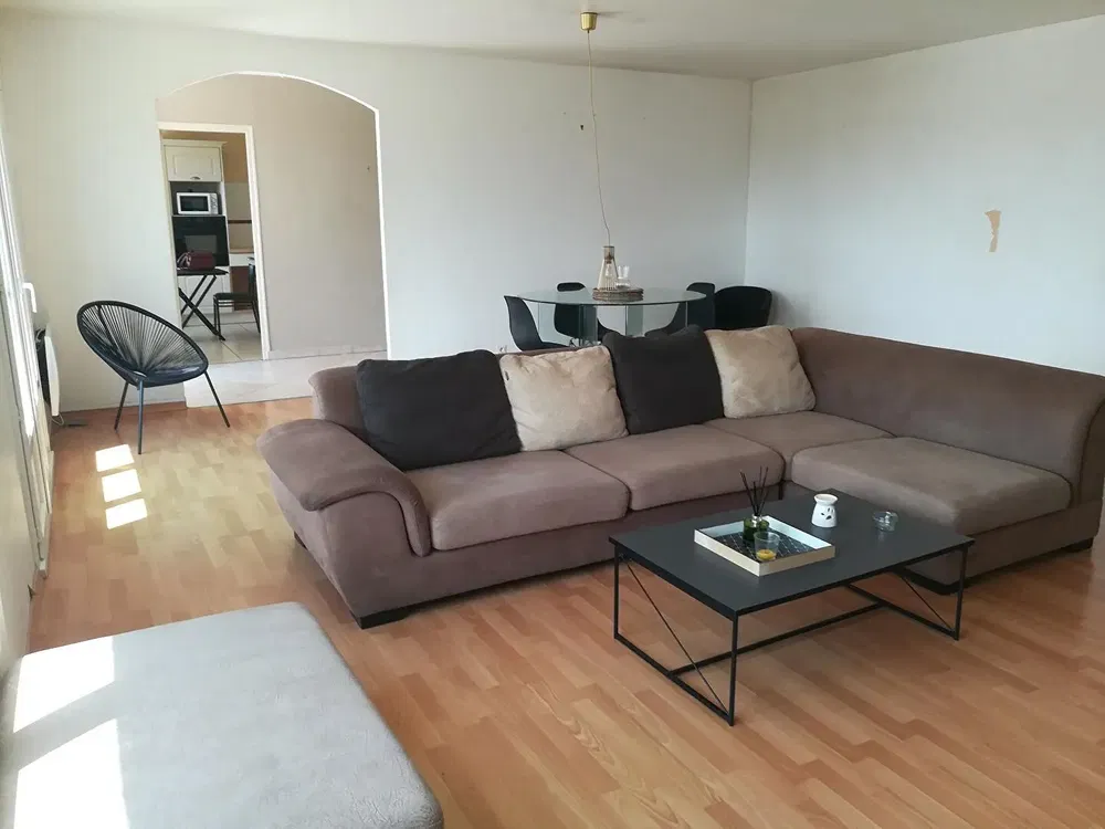 Soggiorno; luce naturale, pavimento in legno, stile moderno, soffitti alti