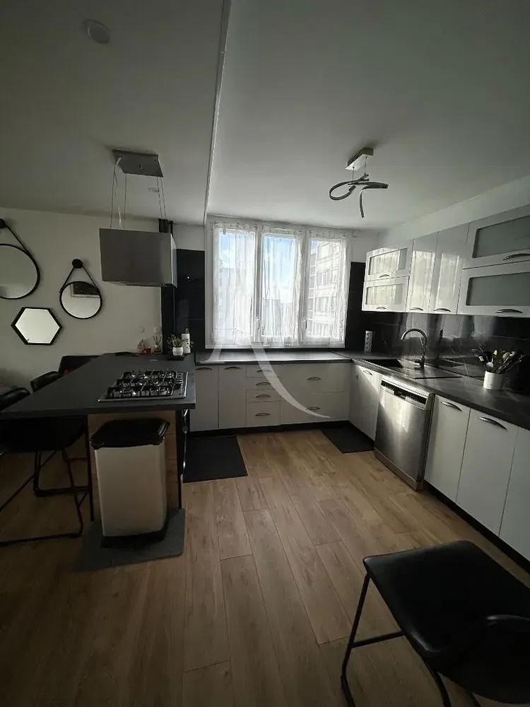 Soggiorno; pavimento in legno, luce naturale, stile moderno, soffitti alti