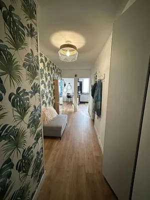 Soggiorno; pavimento in legno, luce naturale, stile moderno, soffitti alti