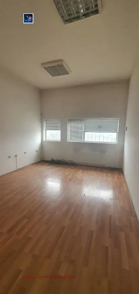 Σαλόνι; ξύλινο πάτωμα, φυσικό φως, μοντέρνο στυλ, ψηλά ταβάνια