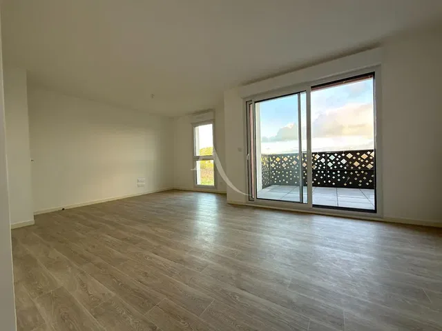 Woonkamer; houten vloer, natuurlijk licht, moderne stijl, hoge plafonds