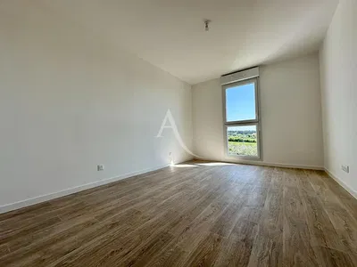 Cucina; elettrodomestici, pavimento in legno, luce naturale, stile moderno