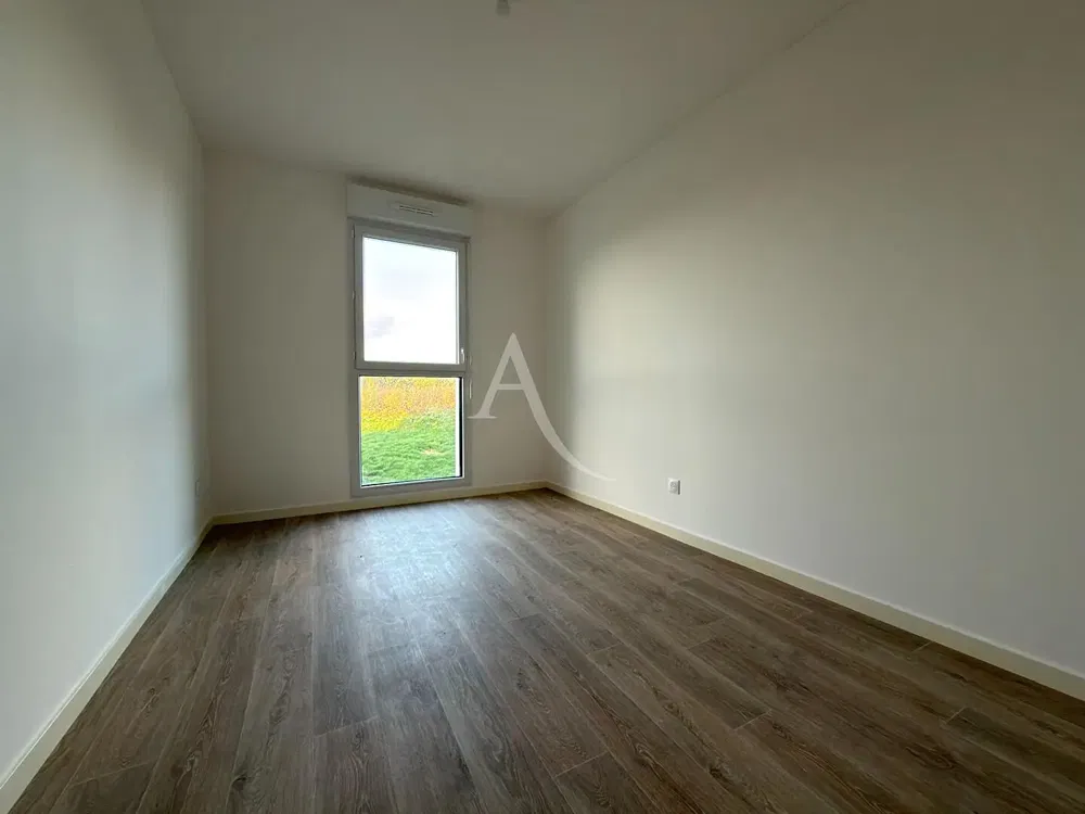 Soggiorno; pavimento in legno, luce naturale, stile moderno, soffitti alti