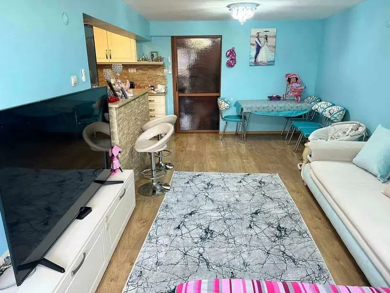 Salon; parquet, lumière naturelle, style moderne, hauteur sous plafond