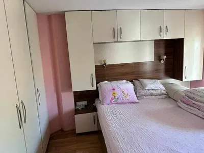 Salon; parquet, lumière naturelle, style moderne, hauteur sous plafond