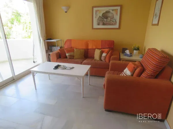 Woonkamer; houten vloer, natuurlijk licht, moderne stijl, hoge plafonds