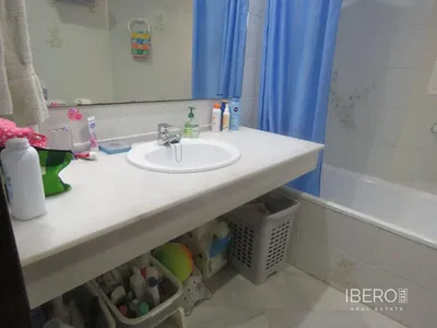 Woonkamer; houten vloer, natuurlijk licht, moderne stijl, hoge plafonds