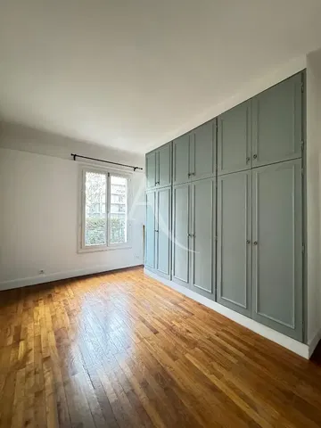 Soggiorno; pavimento in legno, luce naturale, stile moderno, soffitti alti