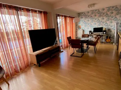 Σαλόνι; ξύλινο πάτωμα, φυσικό φως, μοντέρνο στυλ, ψηλά ταβάνια