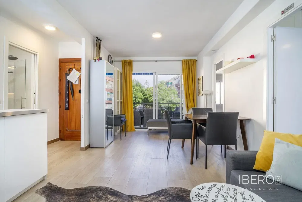 Woonkamer; houten vloer, natuurlijk licht, moderne stijl, hoge plafonds