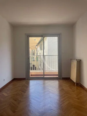 Cocina; electrodomésticos, suelo de madera, luz natural, estilo moderno, renovado