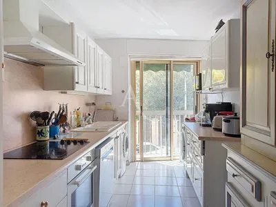 Mutfak; mutfak aletleri, ahşap zemin, doğal ışık, modern stil, tadilatlı