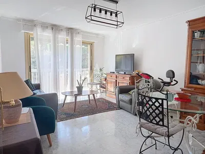 Oturma odası; ahşap zemin, doğal ışık, modern stil, yüksek tavan