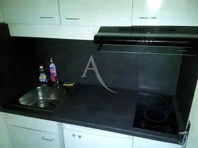 Salón; suelo de madera, luz natural, estilo moderno, techos altos