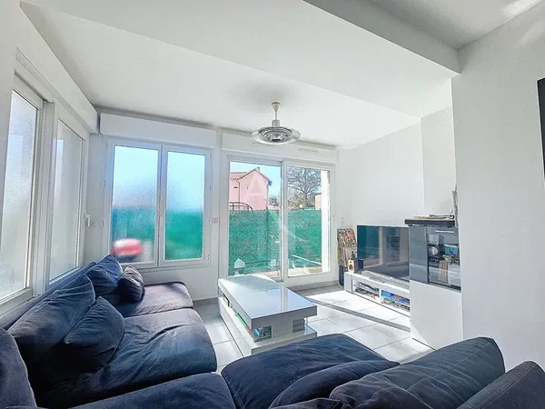 Oturma odası; ahşap zemin, doğal ışık, modern stil, yüksek tavan