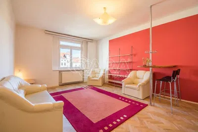 Wohnzimmer; holzboden, tageslicht, moderner stil, hohe decken