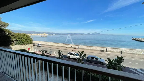 Living room; wood floor, natural light, modern style, high ceiling